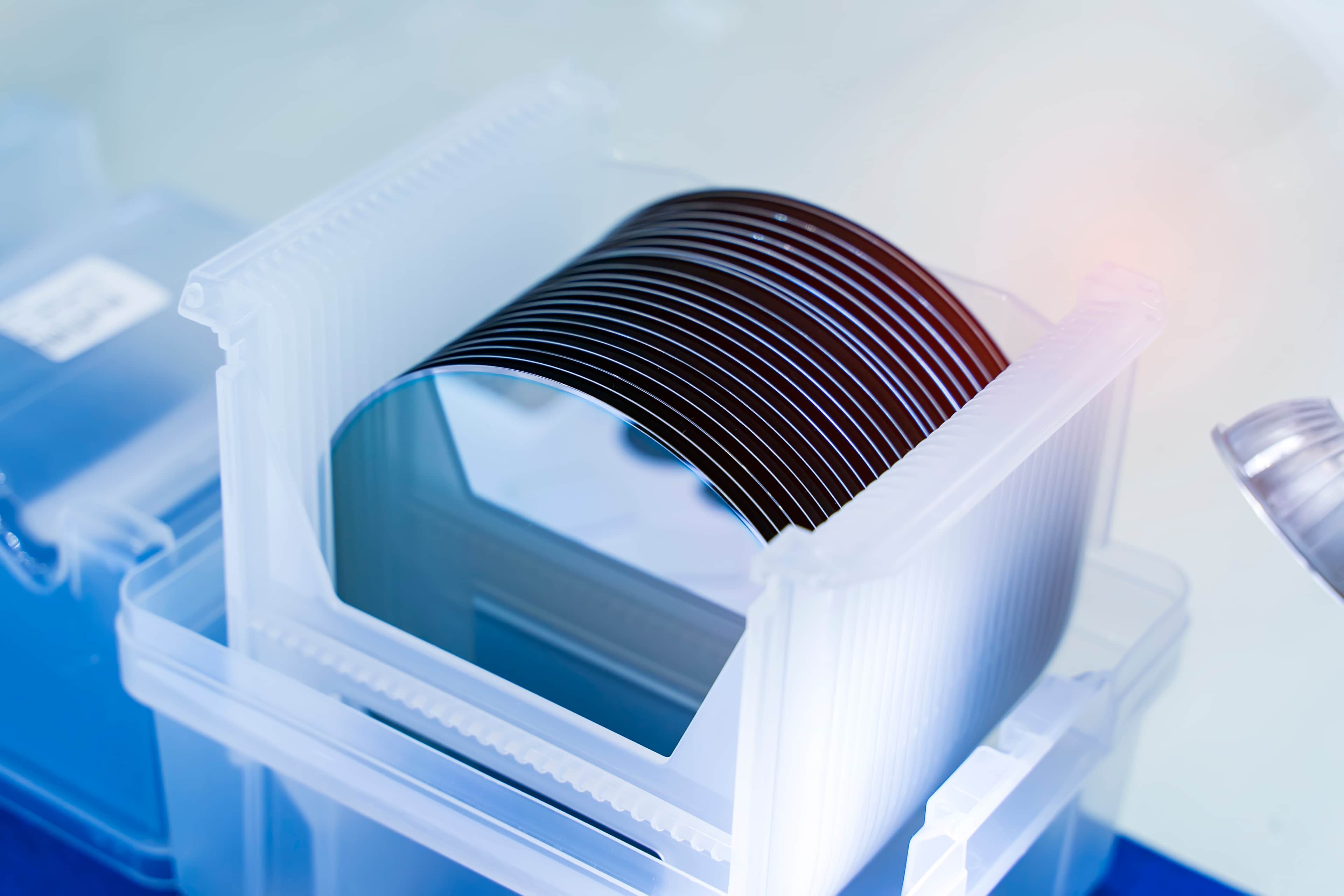 Semiconductor wafer substrates arranged in a cleanroom environment
